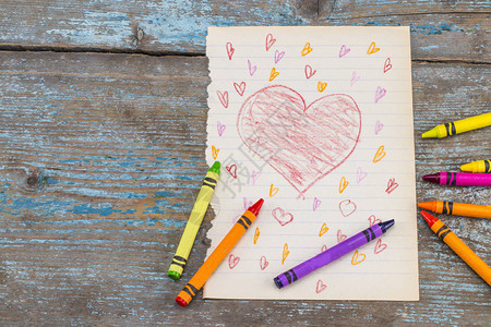 孩子画了红色的心手工制作的儿童创意手工艺品儿童工艺品项目图片