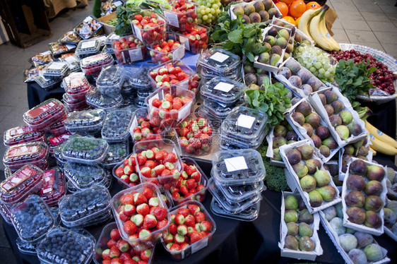 将新鲜水果和蔬菜在市场图片