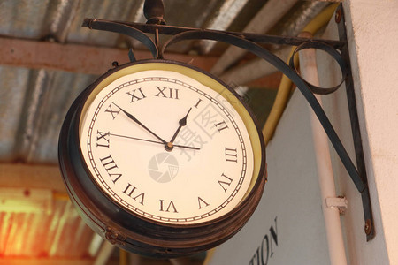 亚洲省老式火车站的老式锌屋顶上挂着老式钟的特写时钟在火车站与文图片