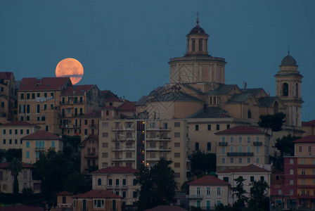 因佩里亚意大利晚上有月亮的城市景观图片