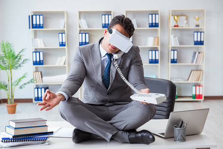 虚拟现实中的商人VR在办图片