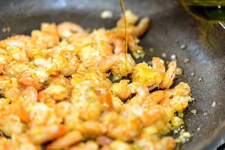 大蒜奶油煎锅里烤熟的虾子传统泰国烹饪品图片