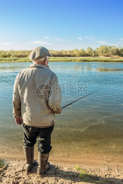 一个长着钓鱼杆的老人站在图片