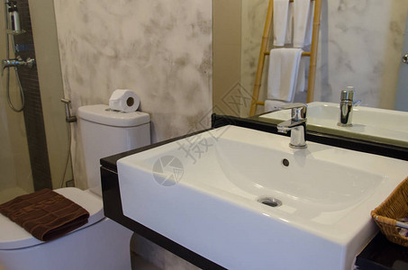 浴室里的现代白色水槽图片