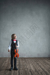 室内有小提琴的小男孩图片