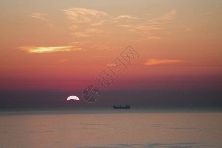 日落和海上的船只图片