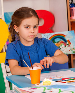 小学生在艺术学校课上画儿童在幼儿园的桌子上用颜料画儿童队的新人图片