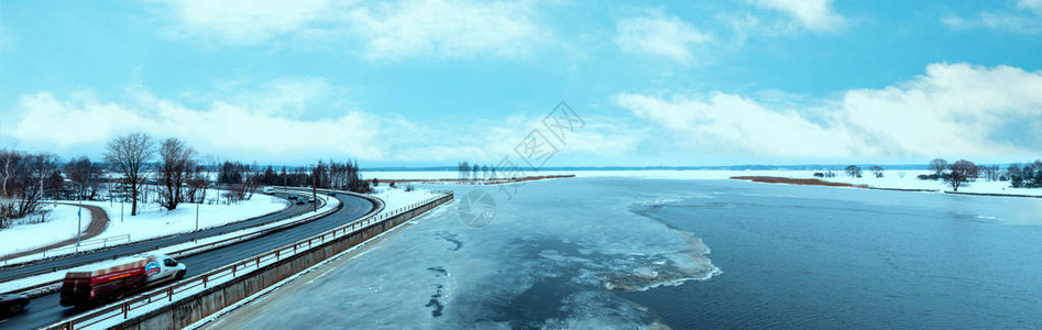 拉脱维亚冬季的公路和河流冬季图片
