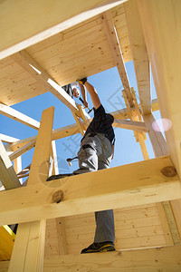 屋顶建筑商安装预制木屋顶建筑图片