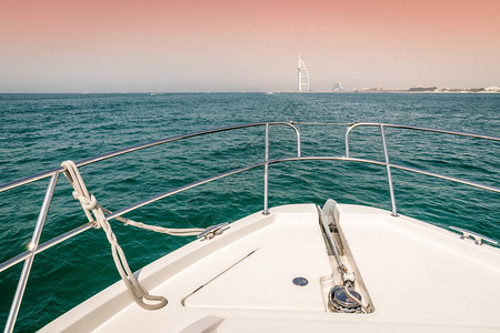 从游艇船头看迪拜海岸图片
