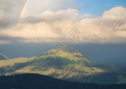 雨中山上的彩虹美丽的自然景观图片