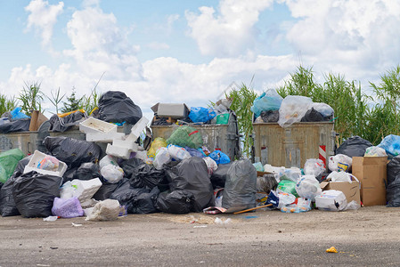 道路附近的大垃圾堆处理恶化和污染概背景图片