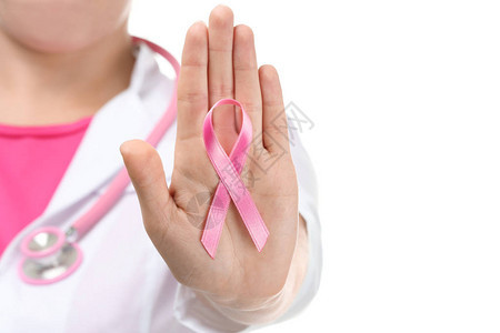 医生在白色背景上展示粉色丝带图片