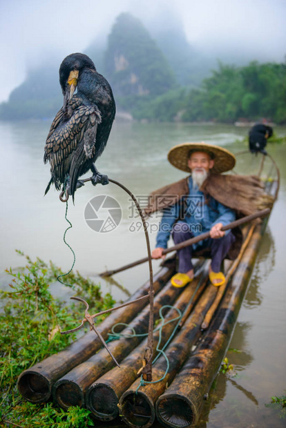 在广西洋水的李河上登图片