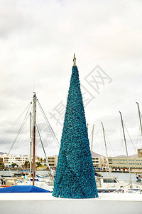 阿雷西费游艇码头的装饰圣诞树图片