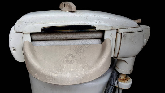 黑色背景中的一台旧榨水机洗衣机图片
