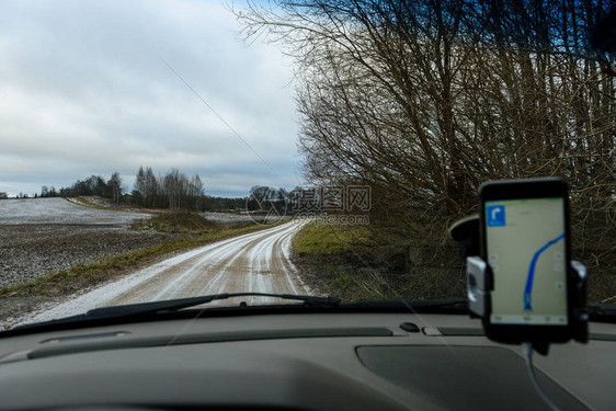 在孤独的森林中滑雪冬季公路上行驶的汽图片