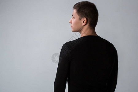 穿黑色毛衣的男人的背影站立的年轻人后视图人集合人的背面视图孤立