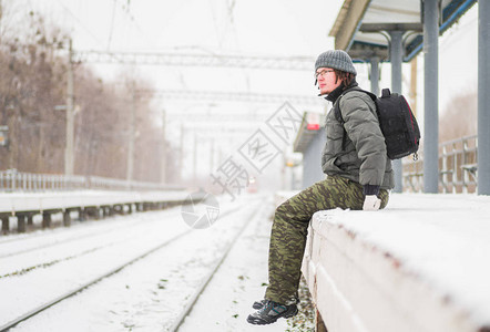 冬季下雪的户外火车站男子等图片