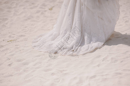 白沙上的裙摆婚纱图片