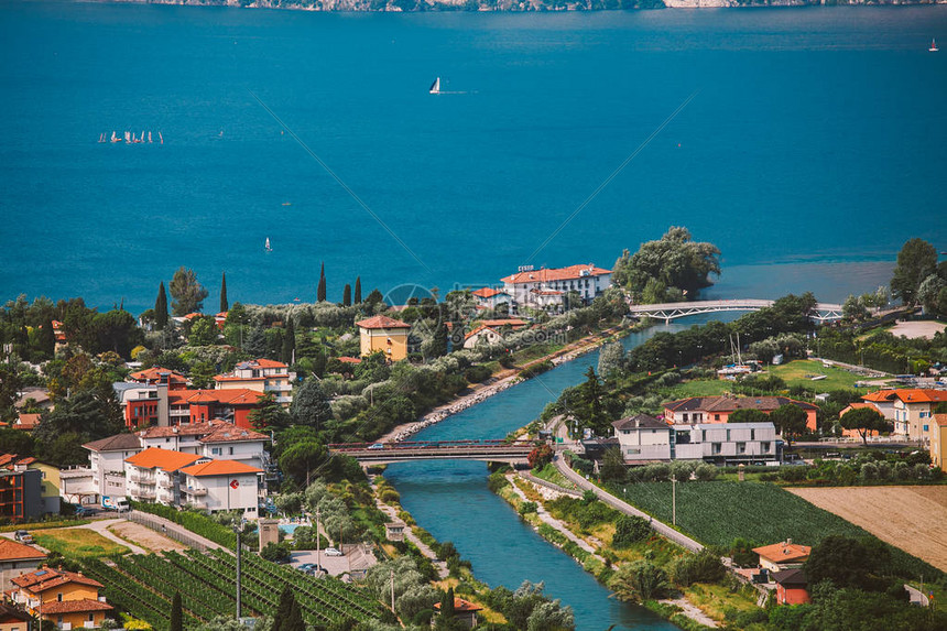 从鸟瞰图可以欣赏到意大利北部伦巴第lagodigarda的一个山湖的美丽全景夏天的城市屋顶和里瓦德尔加图片
