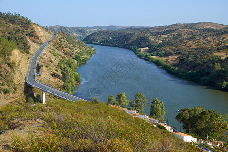 瓜迪亚纳河和下瓜迪亚纳国际大桥在连接西班牙南部和波马劳附近的葡萄牙的钱卡河上的景色图片