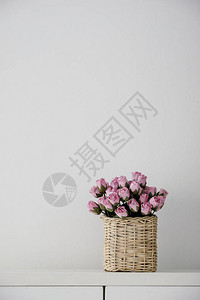 头板上篮子中的粉纸玫瑰复制背景图片