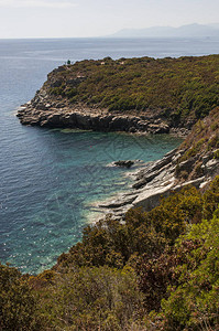 Corse西部海岸的山峰和野外海岸线图片