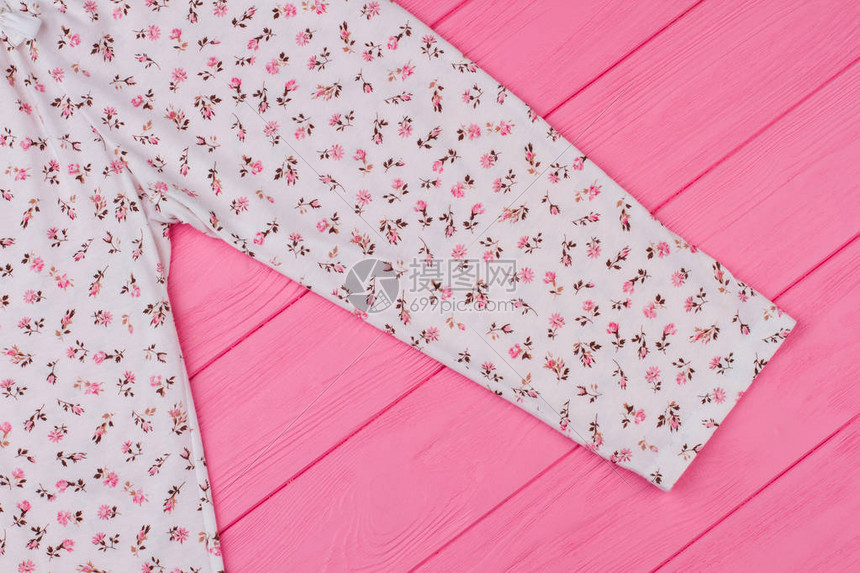 睡衣装饰着花样的睡衣服装店的粉色木图片