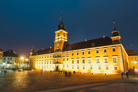 波兰华沙老城的夜景图片