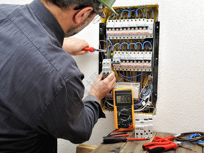 电工技师将电缆引入住宅电板磁热开关的终端线中单图片