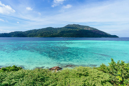 美丽的海景水晶清水蓝天和岛屿背图片