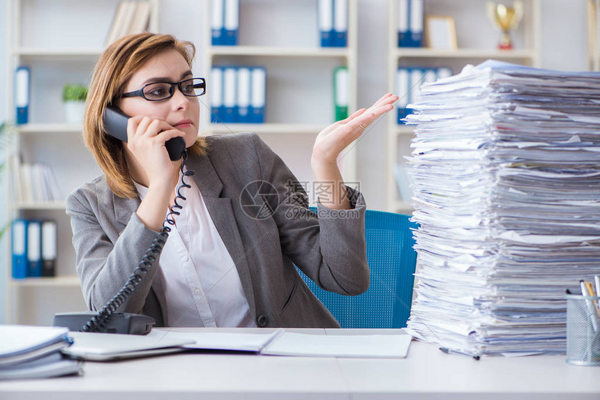 在办公室工作的高清图片下载-正版图片505078870-摄图网