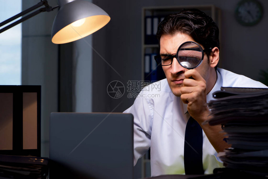 青年商人在办公室加班高清图片下载-正版图片505079255-摄图网