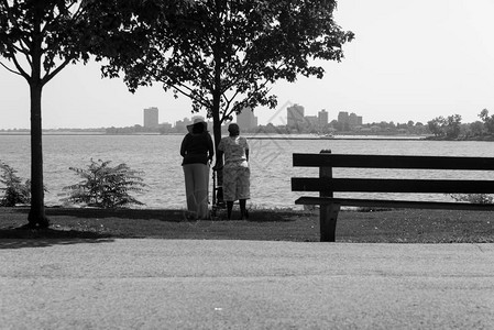 两个老太婆在公园看图片