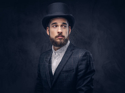 一个穿着优雅西装和圆帽的时髦胡子男肖像在图片