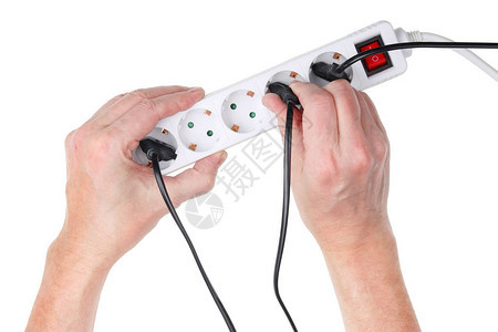 年长老人试图在主延伸线上插入一条带电塞的电线和插座接头在白色顶端视图制片图片