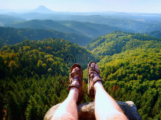 在山顶上徒步登山的沙滩上漫步在蓝雾云中的山丘地貌和图片