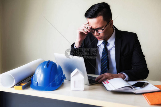 商务人员或工程师经理从膝上型计算机中检查建筑项目的进展图片