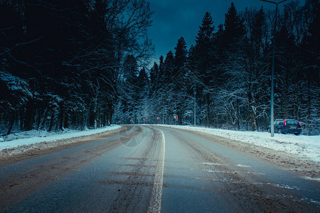寒冷的冬天道路在寒冷的日子里的冬天道路图片