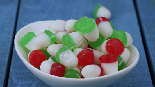 红色和绿色圣诞糖果在一个碗里图片
