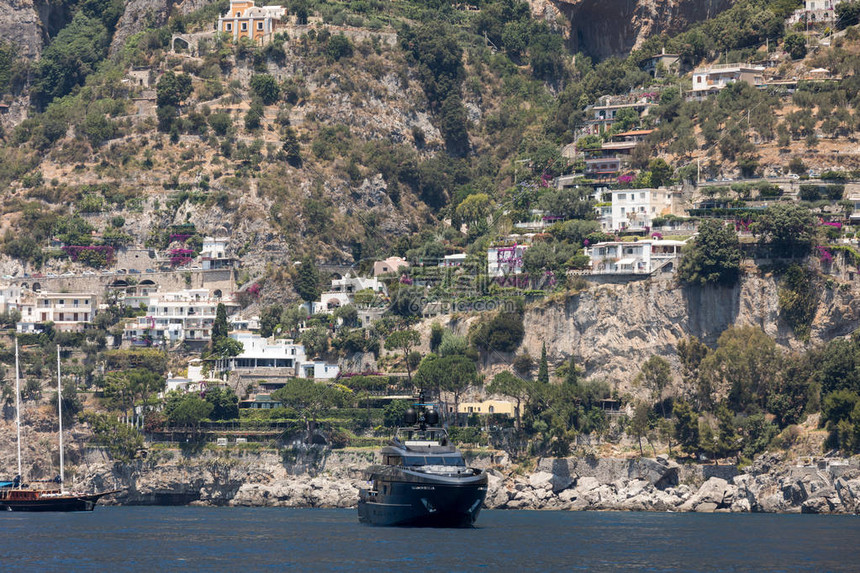 意大利坎帕尼亚波西塔诺附近的阿马尔菲海岸的豪华游艇图片