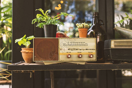 桌上的老式收音机用于装饰房子图片