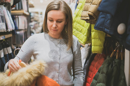 女人在服装店里选择图片