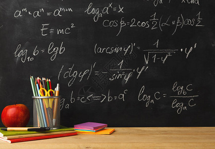 学习数学教育背景铅笔剪刀和苹果对教室黑板用粉笔书写总和回到学图片