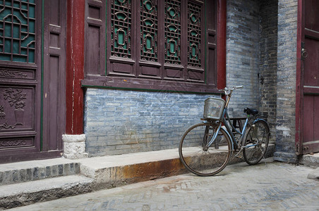 一辆自行车停靠在亚洲西安市大清真寺图片