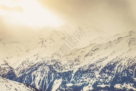瑞士阿尔卑斯山峡谷的美景瑞图片