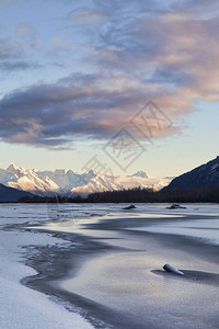 Chilkat河与东南阿拉斯加的海岸山脉相伴图片