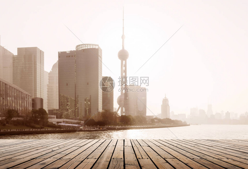 上海浦东金融区现代建筑和木图片