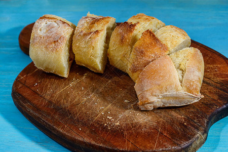 详细介绍新鲜切片面包在桌布上图片